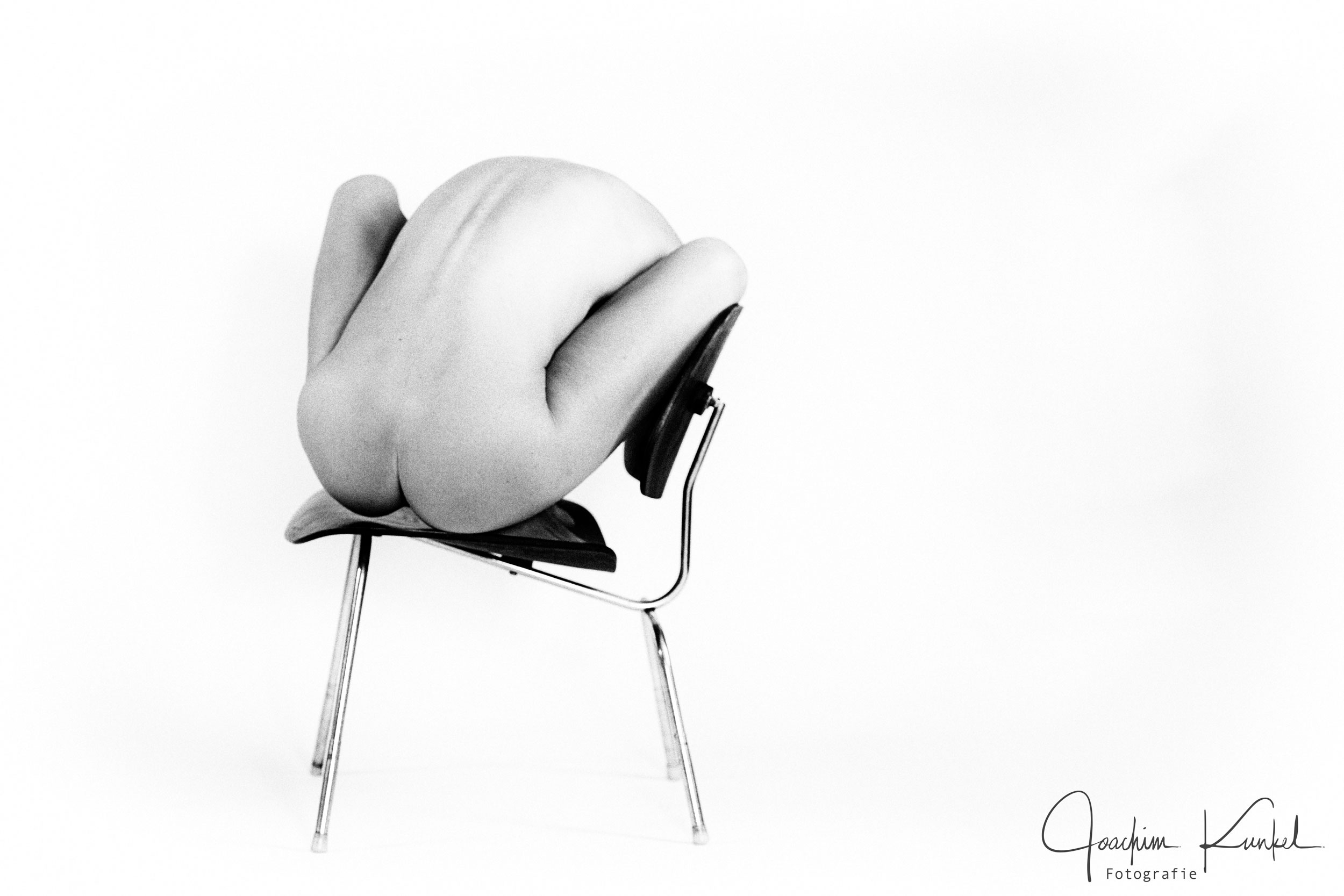Nude on Eames-Chair